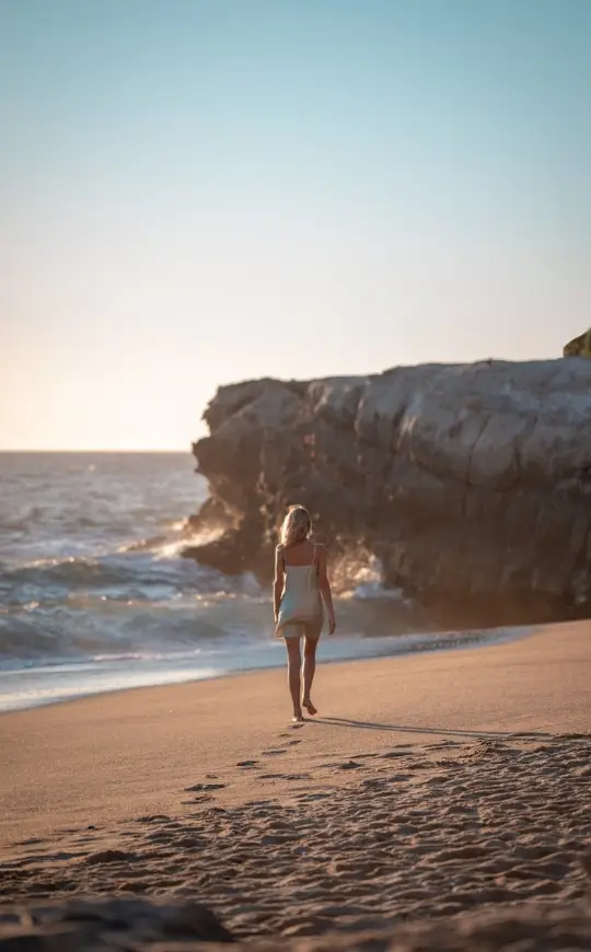 Frau am Strand als Symbol für Leichtigkeit und nachhaltige Veränderung