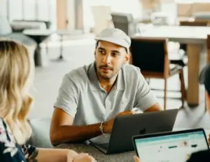 Gemeinsames Arbeiten im Workshop-Setting mit Fokus auf Reflexion und Praxis